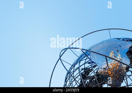 Metall Stahl Earth Globus Skulptur am Columbus Circle New Yorker Upper West Side Stockfoto