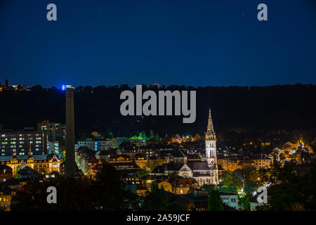 Deutschland, schöne Nacht Blick über Stuttgart Heslach, Erwin schoettle Platz und der mathaeuskirche, eine wunderschöne Kathedrale, von abov gesehen Stockfoto