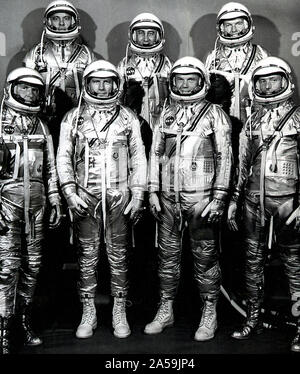 Die Gruppe Portrait der ursprünglichen sieben Astronauten für den Mercury Projekt. NASA ausgewählt seine ersten sieben Astronauten am 27. April 1959. Nach rechts vorne: Walter M. Wally Schirra, Donald K. Deke Slayton, John Glenn, Jr., und Scott Carpenter Links. Nach rechts hinten: Alan B. Shepard, Virgil I. Gus Grissom, und L. Gordon Cooper, Jr. Links Stockfoto