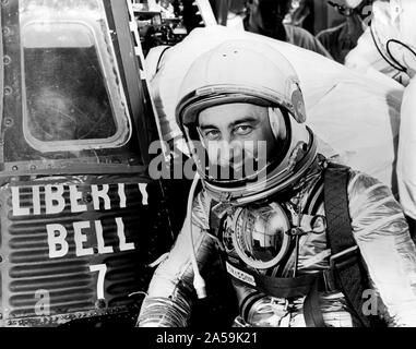 (1961) - - - Astronaut Virgil I. (GUS) Grissom, die geeignet und bereit, in Liberty Bell 7 Raumfahrzeuge zu klettern, sitzt vor seiner Kapsel für ein Bild. Stockfoto