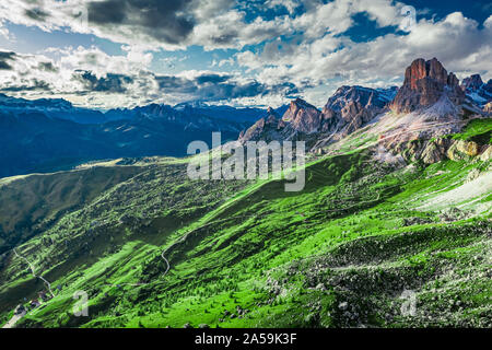 Grüne Hügel und Passo Giau in Dolomiten, Luftaufnahme Stockfoto