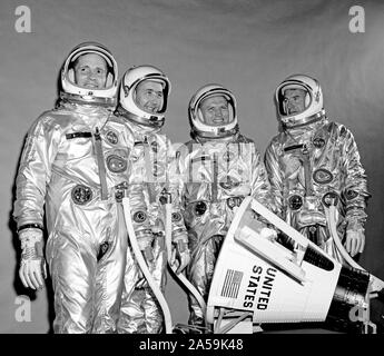 (10 Sept. 1964)------- Blick auf die Gemini-4 prime Crew und Backup Crew in Druck entspricht. Sie stehen um ein Modell der Gemini Raumschiff. Von links nach rechts sind Astronauten Edward H. Weiß II, Pilot; James A. McDivitt, Befehl Pilot; Frank Borman, James A. Lovell jr., Backup crew Links. Stockfoto