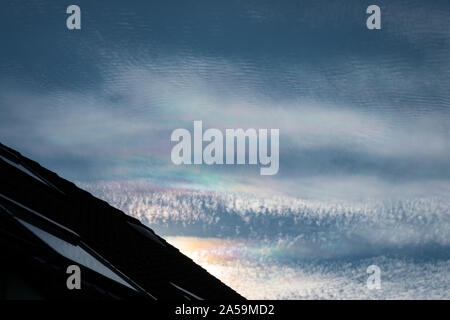 Irisierende Wolken. Schillern in der Nähe der Sonne in dünnen Altocumulus und - Wolken. Stockfoto