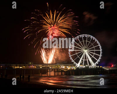 Fireworks Festival mit drehenden Riesenrad auf der Pier in der Nähe von Scheveningen, Den Haag, Niederlande. Stockfoto