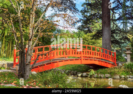 Japanische Holzbrücke in Albert Kahn Park - Paris, Frankreich Stockfoto