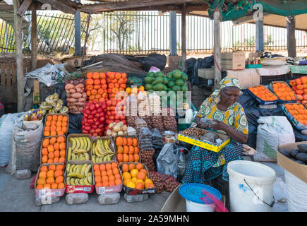 Frau verkaufen Obst, Händler, Verkäufer bei einer Straße Marktstand in Hazyview, Mpumalanga, Südafrika Stockfoto