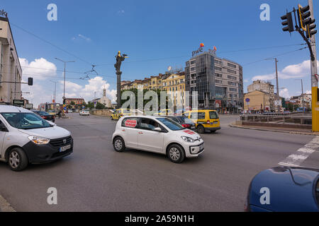 Sofia, Bulgarien - 25. Juni 2019: Kreuzung und Verkehr im Zentrum von Sofia mit der Statue der Heiligen Sophia, Symbol der Weisheit und Beschützer der S Stockfoto