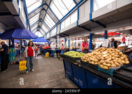 Sofia, Bulgarien - 25. Juni 2019: Stände und Menschen innerhalb der Sofia überdachte Markt Stockfoto