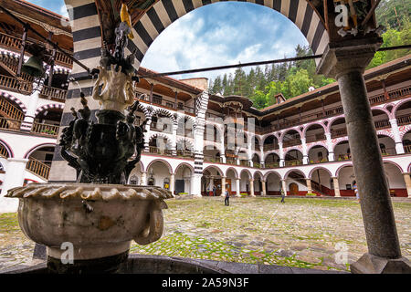 Rila, Bulgarien - 23. Juni 2019: Blick auf den Innenhof aus unter den Arkaden des Klosters Stockfoto