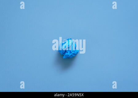 Zerknüllt buntes Papier Seiten auf blauem Hintergrund. Stockfoto