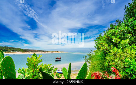 Blick auf die Landschaft mit Fluss Mira, Vila Nova de Milfontes, Portugal Stockfoto