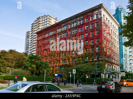 Historische Sylvia Hotel in rot Laub im West End von Vancouver, BC, Kanada im Herbst fallen. Vancouver, Kanada, im Herbst. Stockfoto