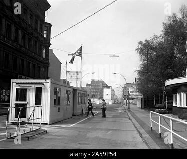 Ein Blick auf den Checkpoint Charlie, den Grenzübergang für Ausländer, die zu Besuch sind Osten Berlin. Stockfoto