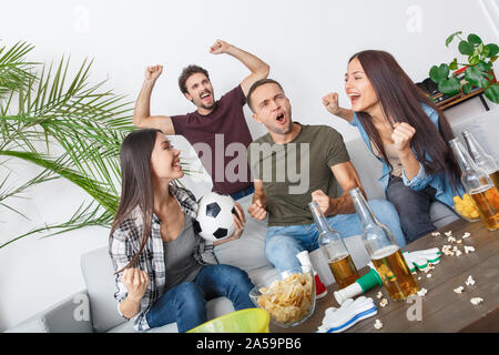 Gruppe von Freunden sport Fans auf Match schreien glücklich Stockfoto