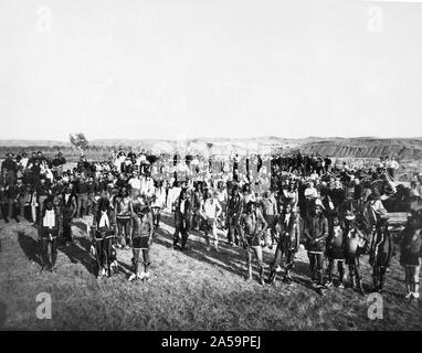 Group Portrait von Big Foot (Miniconjou) band und Bundeswehr Männer, in einem offenen Feld, an der Basis Tanz auf dem Cheyenne River, S.D. - auf oder in der Nähe von Cheyenne River Indian Reservation. Stockfoto