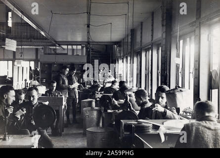 Diese Momentaufnahme zeigt Ecke des Zimmers, wo sich bewegendes Bild negative montiert ist und geschnitten. Am 1. Januar 1919 hatten insgesamt fast 400.000 Meter Film wurde den von Aktivitäten der A.E.F. Im Hintergrund stehend, Kapitän A.A. Kaufman, leitet die Arbeit der Zerlegung und Zusammenbau, und seinem Assistenten Sergeant Peter L. Shamray. Personal des Labors umfasst Vertreter fast aller großen Film Korporationen von Amerika. Stockfoto