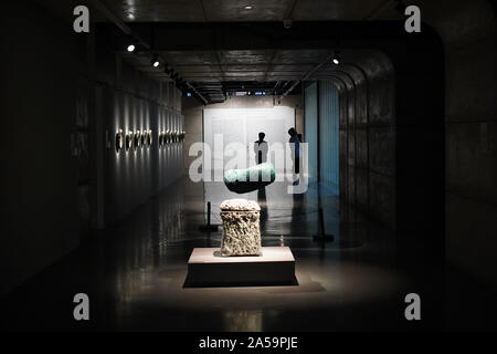 (191019) - JINGDEZHEN, Oktober 19, 2019 (Xinhua) - die Leute besuchen eine Porzellan Ausstellung während einer keramischen Messe in Jingdezhen, der ostchinesischen Provinz Jiangxi, Okt. 18, 2019. Die fünf Tage, 2019 China Jingdezhen International Keramik Messe eröffnet am Freitag, zieht fast 1.000 Porzellan Firmen aus dem In- und Ausland. (Xinhua / Zhou Mi) Stockfoto