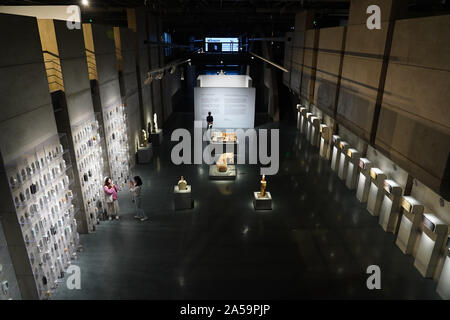 (191019) - JINGDEZHEN, Oktober 19, 2019 (Xinhua) - die Leute besuchen eine Porzellan Ausstellung während einer keramischen Messe in Jingdezhen, der ostchinesischen Provinz Jiangxi, Okt. 18, 2019. Die fünf Tage, 2019 China Jingdezhen International Keramik Messe eröffnet am Freitag, zieht fast 1.000 Porzellan Firmen aus dem In- und Ausland. (Xinhua / Zhou Mi) Stockfoto