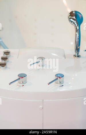 Großen Whirlpool für Spa-Verfahren im Salon oder im Inneren des Hauses. Sauberes Bad modernes Bad, Badezimmer weiß Hygiene, saubere, moderne Stil. Stockfoto