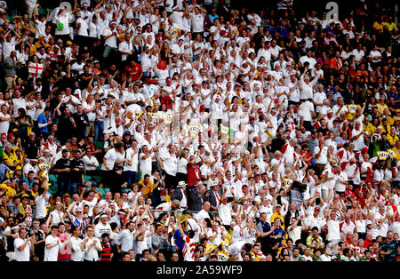 England Fans auf den Tribünen feiern, als England's Jonny können Kerben ihre Seiten zuerst versuchen Sie, während der 2019 Rugby WM-Viertelfinale Spiel im Stadion, Oita Oita, Japan. Stockfoto