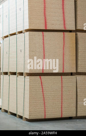 Lager Baum. Paletten mit Holz- Platten in einem Lager oder in einem Hangar. Schnittholzproduktion. vertikale Foto. Stockfoto