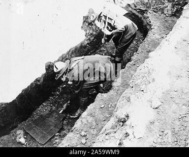 Chemische Kriegsführung Service - Reinigung Gas aus einem Graben kann. 1918 Stockfoto