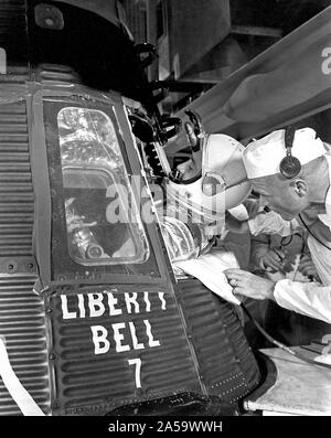 Astronauten Grissom, Vrgil eingabe Mercury-Redstone Kapsel, Liberty Bell 7, unterstützt von Astronaut Glenn, John MR-4 Mission starten am 21. Juli 1961. Stockfoto