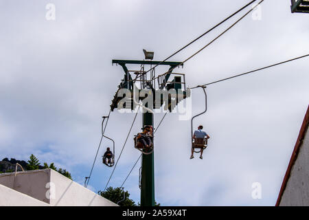 Menschen mit der Seilbahn über die Insel Capri, Italien Stockfoto