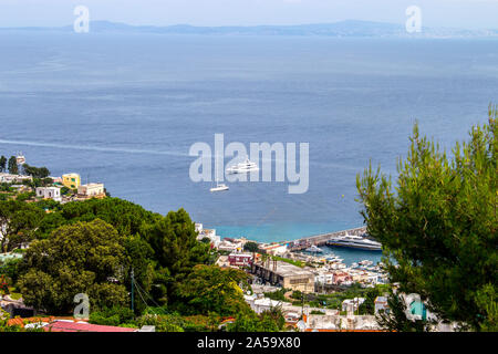 Capri, Blick auf das Meer und das Schiff Stockfoto