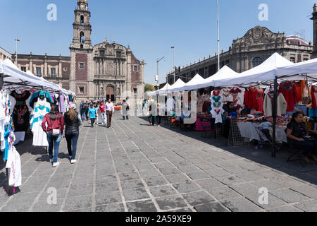 Mexiko City, Mexiko - 5. NOVEMBER 2017 - Santo Domingo in Mexiko Stadt bezieht sich auf die Kirche im Jahre 1526 von Santo Domingo und die Plaza mit Markt gebaut und Stockfoto