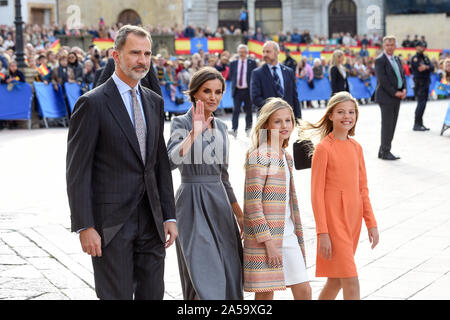 (191019) -- OVIEDO, Oktober 19, 2019 (Xinhua) - die spanische Prinzessin Leonor (3 l), ihr Vater, König Felipe VI (1 l), Mutter, Königin Letizia (2 l), und Schwester, Prinzessin Sofia nehmen an der Zeremonie der Prinzessin von Asturien Auszeichnungen in Oviedo, Spanien, Oktober 18, 2019 zu präsentieren. Die jährliche Preisverleihung der Prinzessin von Asturien Auszeichnungen zu präsentieren war Freitag im Norden der spanischen Stadt Oviedo, in der der 13-jährige spanische Prinzessin ihr Debüt Rede gehalten. "Heute ist ein sehr wichtiger Tag in meinem Leben und ich mit viel Erwartung gewartet haben", sagte Spaniens Prinzessin Leonor am c Stockfoto