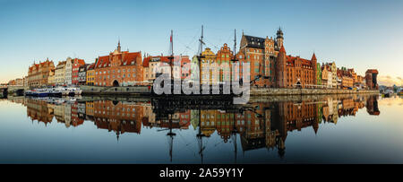 Großes Panorama der Danziger Altstadt und berühmten Kran bei Sonnenaufgang, Polen Stockfoto