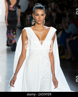 New York, NY-Sept 05, 2019: ein Modell geht der Start- und Landebahn am Tadashi Shoji Frühling Sommer 2020 Fashion Show Stockfoto