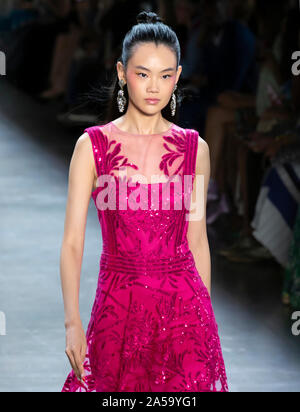 New York, NY-Sept 05, 2019: ein Modell geht der Start- und Landebahn am Tadashi Shoji Frühling Sommer 2020 Fashion Show Stockfoto