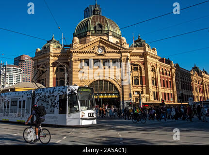 Eine Straßenbahn- und Radfahrer vorbei zum Bahnhof Flinders Street in Melbourne, Victoria, Australien Stockfoto