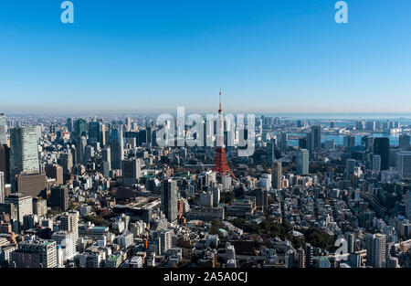 Tokio - Dez 31: Tokyo Tower und Tokio Stadtbild, Panoramablick am Tag am 31. Dezember. 2016 in Tokio, Japan. Stockfoto