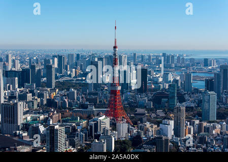Tokio - Dez 31: Tokyo Tower und Tokio Stadtbild, Panoramablick am Tag am 31. Dezember. 2016 in Tokio, Japan. Stockfoto