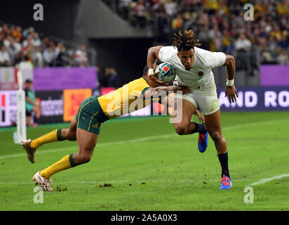 England's Anthony Watson weicht der Bekämpfung von Australiens Kurtley Beale während der 2019 Rugby WM-Viertelfinale Spiel im Stadion, Oita Oita, Japan. Stockfoto