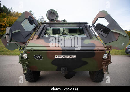 Stetten am Kalten Markt, Deutschland. 17 Okt, 2019. Die gepanzerte Radfahrzeug TPZ Fuchs A4 der Bundeswehr ist auf einem Parkplatz geparkt. Zu Beginn der Baden-Württemberg-Übung (BWTEX) 2019, wird es eine öffentliche Ausstellung aller Organisationen während der Übung dargestellt werden. Die Polizei und die Bundeswehr Üben der gemeinsame Kampf gegen den Terrorismus und der zivil-militärischen Zusammenarbeit auf Landesebene. Credit: Tom Weller/dpa/Alamy leben Nachrichten Stockfoto