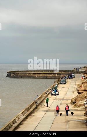 Fischerei vor der unteren Promenade ufermauer an Blackppol auf einem noch Winter Tag Stockfoto