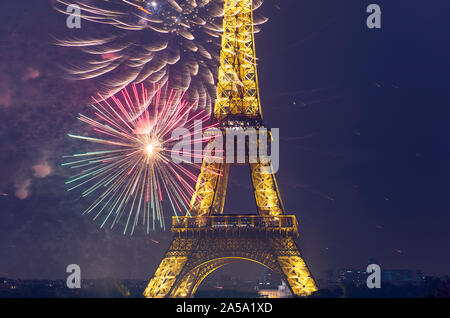 PARIS - Mai 06: Eiffelturm in der Dämmerung beleuchtet. Nacht in Paris am 06. 2017 in Frankreich Stockfoto