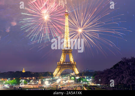 PARIS - Mai 06: Eiffelturm in der Dämmerung beleuchtet. Nacht in Paris am 06. 2017 in Frankreich Stockfoto