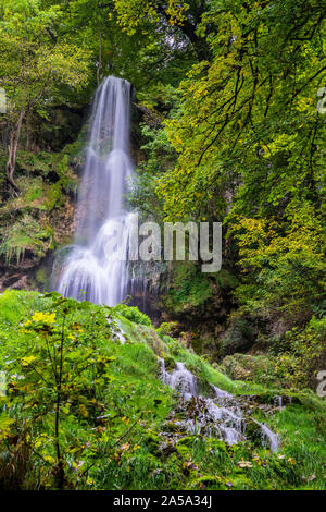 Deutschland, erstaunlich hoch 37 Meter hohen Wasserfall von Bad Urach im Luftkurort Region Schwäbische Alb Natur Landschaft im grünen Dschungel wie Wald versteckt Stockfoto