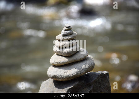 Stapel von perfekt ausgewogenen, runde Steine. Symbolisiert Zen: Eine konzentrierte, friedlichen und ruhigen Geist. Schuss auf der Insel Bali - Indonesien Stockfoto