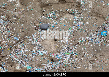 Tausende und Tausende von Bits aus Kunststoff kennzeichnen die High Water Mark auf dieser Northshore Strand. Viel von der Nordseite der Insel Maui in inaccessi Stockfoto