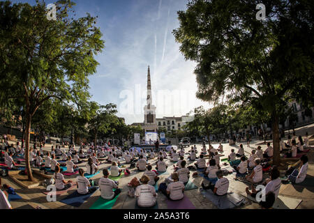 August 4, 2009: 19. Oktober 2019 (Malaga) VI EDITION YOGA AUF DEM PLATZ. Für eine verantwortungsvolle Nutzung der öffentlichen Räume, kümmern sich um Ihren Körper, um ihre Stadt. Plaza de la Merced Hosts die sechste Ausgabe von "Yoga en la Plaza", die unter dem Motto "Pflegen Sie Ihren Körper, pflegen Sie Ihre Stadt", die sich für die verantwortungsvolle Nutzung von öffentlichen Räumen, die Achtung des Gemeinwohls und der Praxis der Verantwortlichen und gesunden Gewohnheiten, sowie Verbreitung der Kultur des Yoga. Diese Aktivität, die vom Rat der Stadt Malaga durch das Bewusstsein Programm 'MÃ¡laga CÃ³mo Te Quiero! organisiert? "Mit der Unterstützung Stockfoto