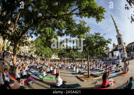 August 4, 2009: 19. Oktober 2019 (Malaga) VI EDITION YOGA AUF DEM PLATZ. Für eine verantwortungsvolle Nutzung der öffentlichen Räume, kümmern sich um Ihren Körper, um ihre Stadt. Plaza de la Merced Hosts die sechste Ausgabe von "Yoga en la Plaza", die unter dem Motto "Pflegen Sie Ihren Körper, pflegen Sie Ihre Stadt", die sich für die verantwortungsvolle Nutzung von öffentlichen Räumen, die Achtung des Gemeinwohls und der Praxis der Verantwortlichen und gesunden Gewohnheiten, sowie Verbreitung der Kultur des Yoga. Diese Aktivität, die vom Rat der Stadt Malaga durch das Bewusstsein Programm 'MÃ¡laga CÃ³mo Te Quiero! organisiert? "Mit der Unterstützung Stockfoto