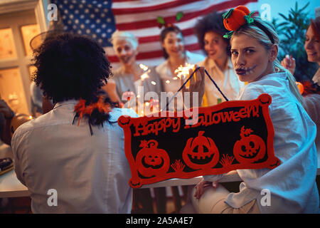 Glückliche Menschen in Kostümen feiern Halloween Party Stockfoto