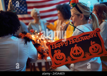 Happy Halloween. Leute in Kostümen zu Halloween Party. Stockfoto