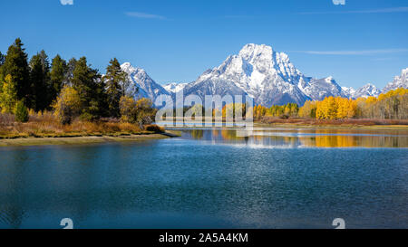 Mount Moran Blick von Oxbow Bend neben Snake River, Grand Teton, Wyoming. Farbe der T-Stücke und Umgebung aufgrund von Herbst zu Winter ändern. Stockfoto